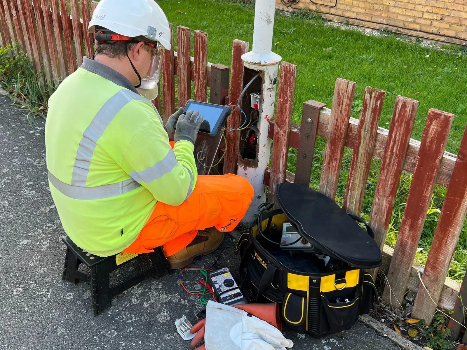 ETL operative testing a street lighting column